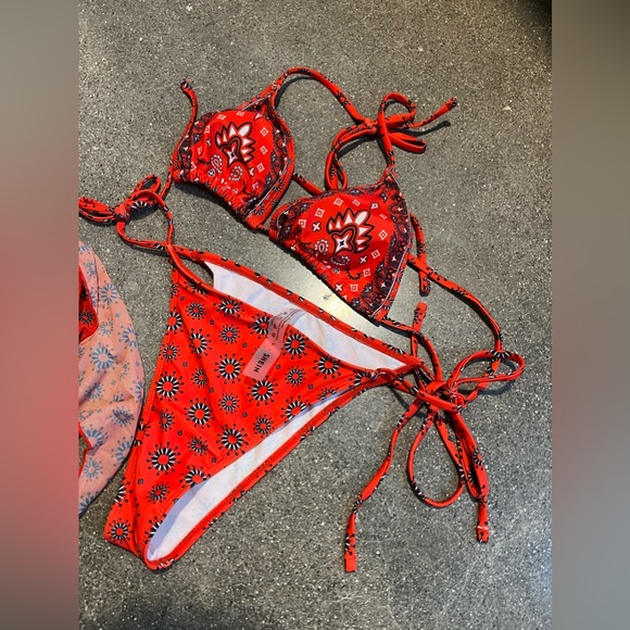 Bikini - Picture 1 of 2